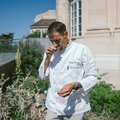 Le chef Jérôme Baxas hume une plante