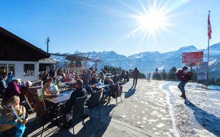 Gut besetzte Sonnenterasse in Braunwald