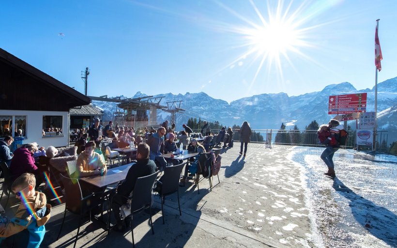 Gut besetzte Sonnenterasse in Braunwald