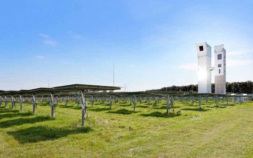 Spiegel lenken das Sonnenlicht zur Spitze des Turms. Durch die Energie entsteht in einem Reaktor Synthesegas, das zu synthetischem Kerosin raffiniert werden kann. Pilotanlage von Synhelion in Jülich, Deutschland.