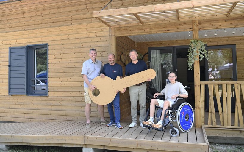 Die Schlüsselübergabe: Jérôme Livet, Stiftungsrat und Ausschussmitglied der Stiftung Cerebral, Thomas Erne, Direktor Stiftung Cerebral, und Cedric Schoch, Leiter Unternehmensentwicklung & Gastronomie TCS Schweiz (v.l.).