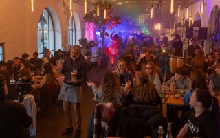Filmdreh mit 100 Statisten im Güterschuppen in Arosa