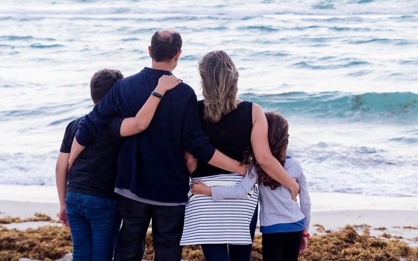 Familie steht am Meer