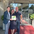 Die «Greensign»-Zertifikatsübergabe mit Frank Hörl, «Greensign»-Auditor, Leonie Neberich, Hoteldirektorin Ameron Zürich Bellerive au Lac, und Thomas Knigge, Area Facility Manager der Ameron Collection Schweiz (v.l.)