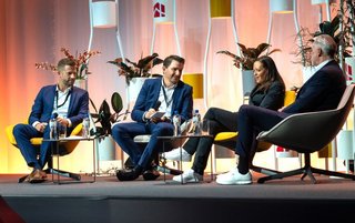 Giles Zollinger, Leiter Finanzierung SGH, Reto Grohmann, Leiter Beratung SGH, Bettina Zinnert, Owner & Business Advisor Zinnert Advisory AG, und Peter Gloor, Direktor SGH, diskutieren am Finanzforum anlässlich des Hospitality Summit 2025 (v. l.).