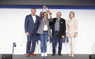 Preisübergabe: Casimir Platzer, Präsident Gastro Suisse, zusammen mit den Gewinnern und Gastgebern des Hotel Salwideli in Sörenberg, Carolina Rüegg und Luzi Tischhauser, und Ständerätin Andrea Gmür (v.l.)