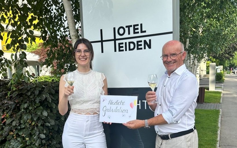 Die Siegerin des Ideenwettbewerbs, Maria Näf, zusammen mit Köbi Frei, Verwaltungsratspräsident der Hotel Heiden AG