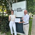Die Siegerin des Ideenwettbewerbs, Maria Näf, zusammen mit Köbi Frei, Verwaltungsratspräsident der Hotel Heiden AG