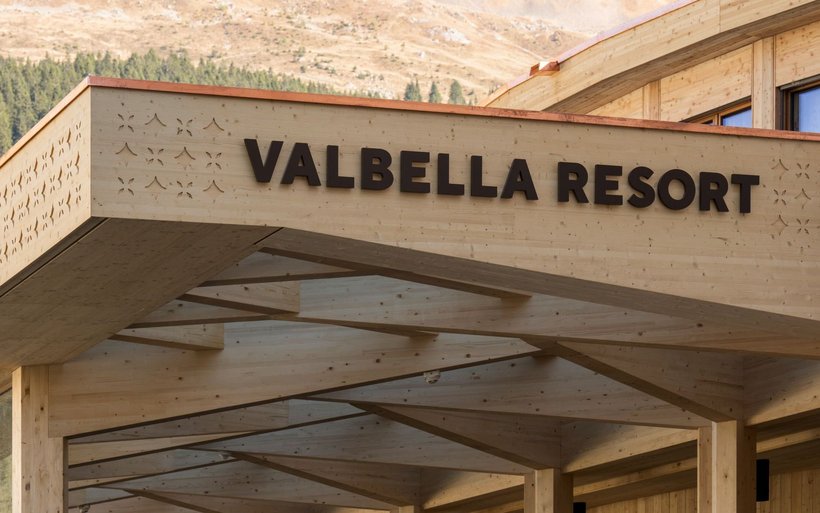 Der Holzbaldachin im Eingangsbereich ist neu.