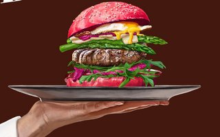 Auf einem silbernen Tableau steht ein Burger