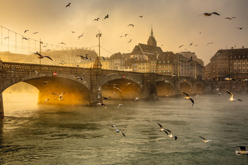 Die Kaserne befindet sich unweit der Mittleren Brücke (Bild) in Basel. 