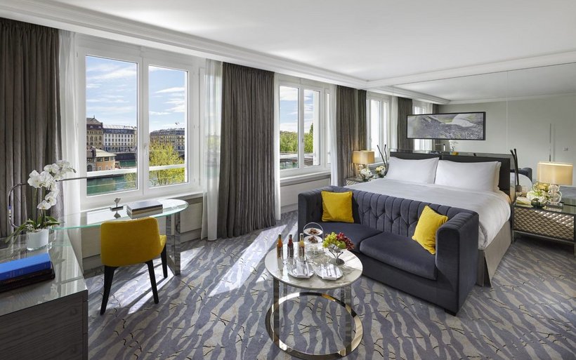 Les tons estivaux et les matériaux locaux de la nouvelle suite Deluxe du Mandarin Oriental, à Genève.