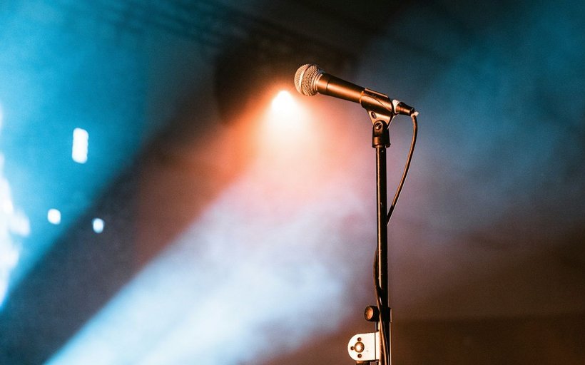 Bühne mit Mikrophon