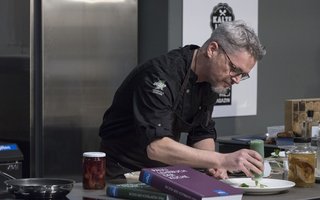 Das Kochstudio wird zum Dine & Drink-Studio – Rolf Caviezel im Kochstudio der Gastia 2023.