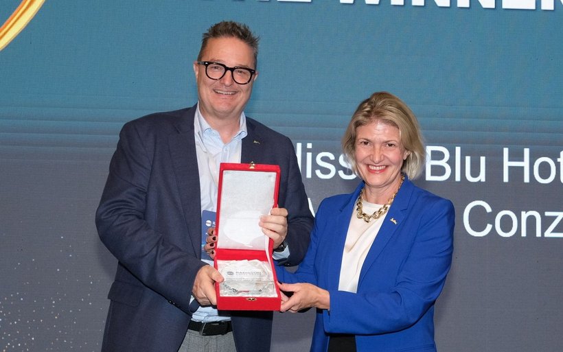 Inge Huijbrechts übergibt den Preis an Markus Conzelmann, General Manager des Hotel Radisson Blu Luzern.