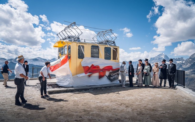 Der Golden Spot am Gornergrat bei der Enthüllung durch Andreas Biner (Präsident Burgergemeinde Zermatt), Daniel Luggen (Kurdirektor Zermatt Tourismus), Fernando Lehner, Sarah Gasse (CEO; Projektleiterin - beide GGB), Romy Biner (Gemeindepräsidentin Zermatt) und Patrick Z'Brun (VRP GGB), v.l.n.r. 