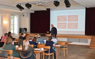 Daniel Plancic von der SHS Academy erklärt die Dienstleitungskette in der Hotellerie