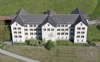 Schloss Löwenberg oberhalb von Schluein