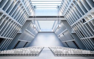 Grosser Saal für Kongresse mit futuristischer Architektur