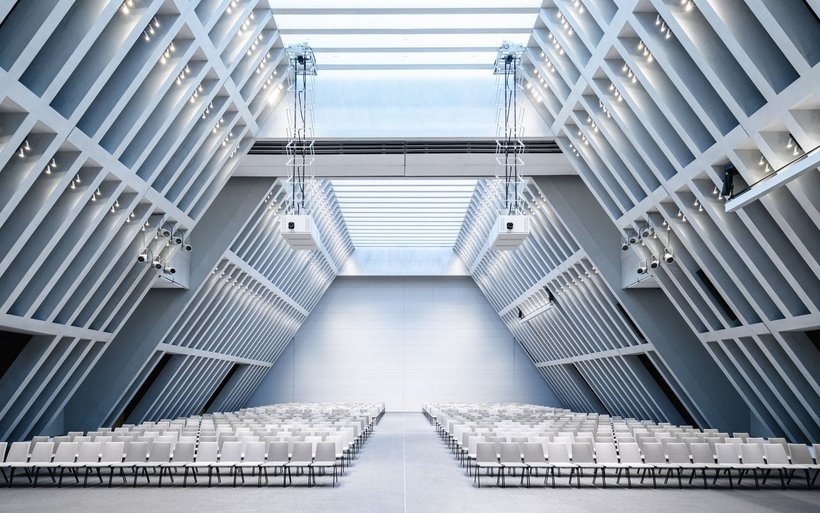 Grosser Saal für Kongresse mit futuristischer Architektur