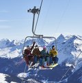 Menschen auf dem Skilift in der Region Arosa