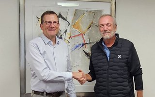 Felix Frei (l.) und Nick Senn bei der Beurkundung auf dem Grundbuchamt Valbella.