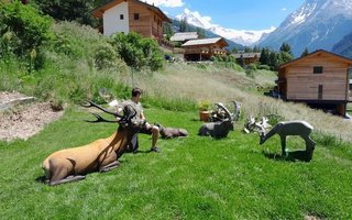 Des statues sur le sentier didactique de la chasse