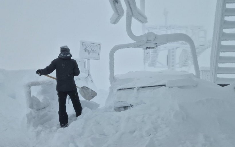 Brume et neige au sommet de Glacier 3000