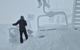 Brume et neige au sommet de Glacier 3000