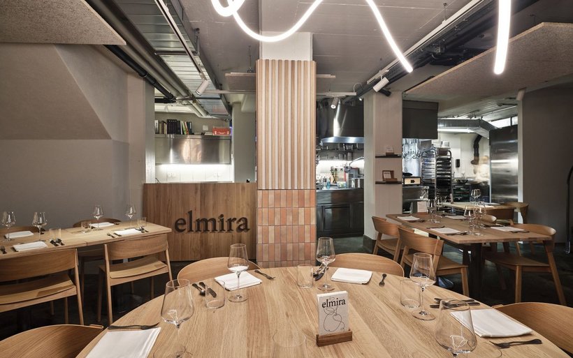 Helles Lokal mit offener Küche. Restaurant Elmira