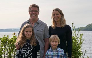 Das Berner Winzerpaar des Jahres 2023 mit ihren Kindern