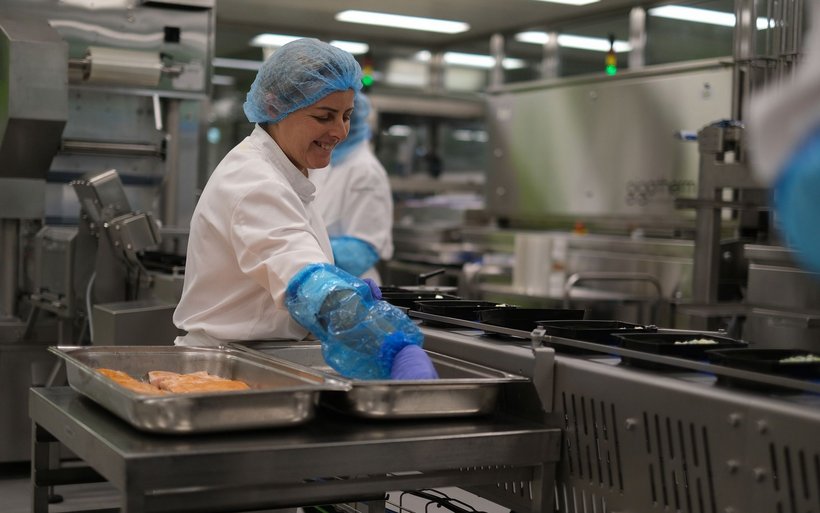Effizient und hygienisch: Eine Mitarbeiterin beim Abpacken.