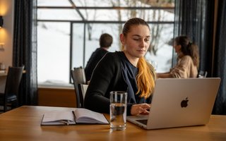 Frau in einem Bergrestaurant am Computer