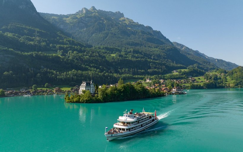 Schiff auf dem Brienzersee vor Iseltwald