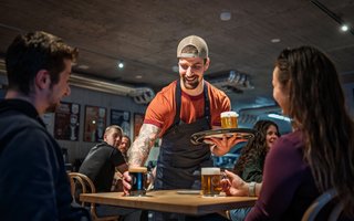Gäste bei einer Bierverkostung in der Speluca Brauerei.