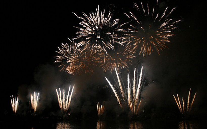 Ein Feuerwerk oberhalb eines Gewässers.