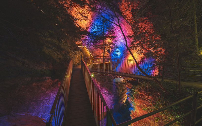 Schlucht in farbiger Beleuchtung