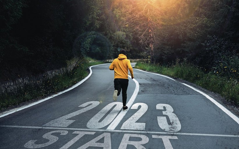 Jogger rennt ab Startlinie mit der Bezeichnung 2023 los.