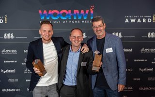Nehmen den «Swiss Out of Home Award» entgegen: Christoff Strukamp, Creative Director Zimmermann Communications, Kaspar Weber, Vizedirektor Ticino Turismo, mit, Rolf Zimmermann, Firmeninhaber von Zimmermann Communications (v.l.)