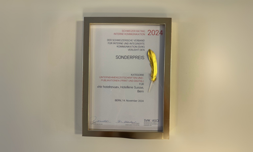 Auszeichnung Goldene Feder im goldenen Rahmen