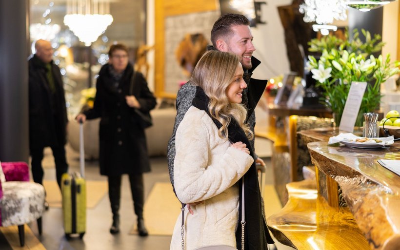 des touristes à la réception