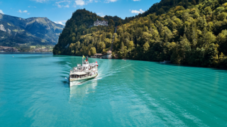 Ein Schiff fährt auf dem Brienzersee