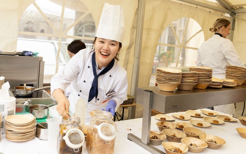 Am Food Festival werden kulinarische Spezialitäten aus aller Welt serviert.