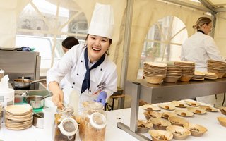 Am Food Festival werden kulinarische Spezialitäten aus aller Welt serviert.