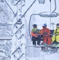 Skifahrende auf einem beschneiten Sessellift