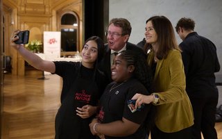 Die Kitchen Ninjas im Selfie-Fieber mit Bundesrat Albert Rösti und Nationalratspräsidentin Maja Riniker. 