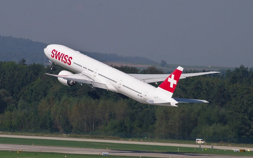 Ein Flugzeug hebt ab.