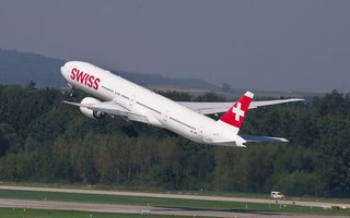 Ein Flugzeug hebt ab.