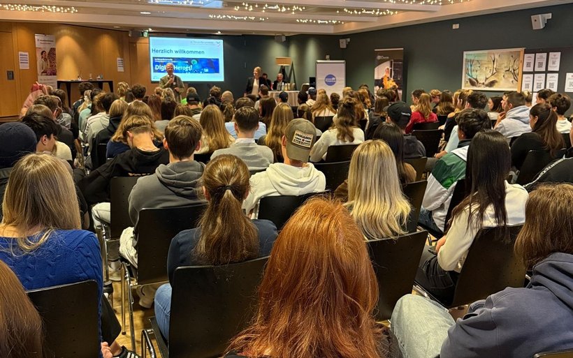 Ernst «Aschi​​​​​​​» Wyrsch, Präsident HotellerieSuisse Graubünden begrüsst die 110 Lernenden  zum 22. Forum für Lernende im Schweizerhof Lenzerheide.