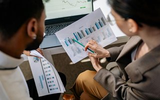 dirigeants analysant un graphique 